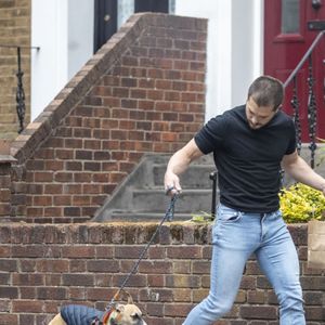 Exclusif - Kit Harrington arbore un nouveau look, loin de celui de "Game of Thrones", en promenant son chien à Londres. L'acteur de 33 ans a fait quelques courses chez l'épicier de son quartier. Le 10 juin 2020.