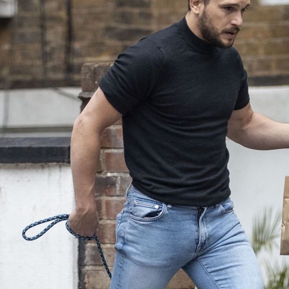 Exclusif - Kit Harrington arbore un nouveau look, loin de celui de "Game of Thrones", en promenant son chien à Londres. L'acteur de 33 ans a fait quelques courses chez l'épicier de son quartier. Le 10 juin 2020.