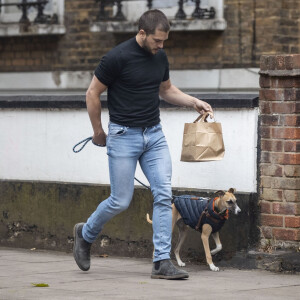 Exclusif - Kit Harrington arbore un nouveau look, loin de celui de "Game of Thrones", en promenant son chien à Londres. L'acteur de 33 ans a fait quelques courses chez l'épicier de son quartier. Le 10 juin 2020.