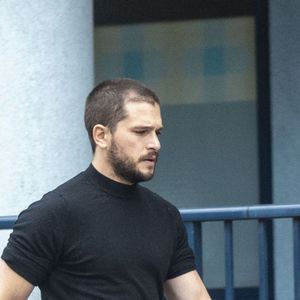 Exclusif - Kit Harrington arbore un nouveau look, loin de celui de "Game of Thrones", en promenant son chien à Londres. L'acteur de 33 ans a fait quelques courses chez l'épicier de son quartier. Le 10 juin 2020.