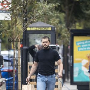 Exclusif - Kit Harrington arbore un nouveau look, loin de celui de "Game of Thrones", en promenant son chien à Londres. L'acteur de 33 ans a fait quelques courses chez l'épicier de son quartier. Le 10 juin 2020.