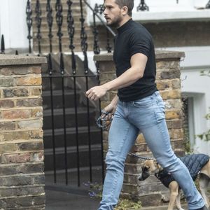 Exclusif - Kit Harrington arbore un nouveau look, loin de celui de "Game of Thrones", en promenant son chien à Londres. L'acteur de 33 ans a fait quelques courses chez l'épicier de son quartier. Le 10 juin 2020.