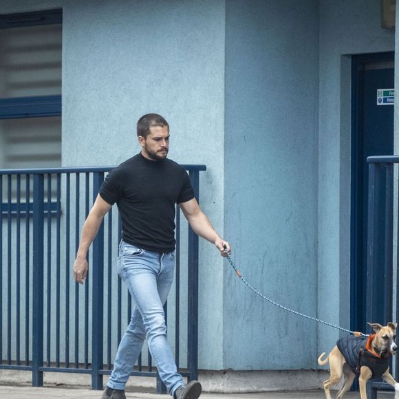 Exclusif - Kit Harrington arbore un nouveau look, loin de celui de "Game of Thrones", en promenant son chien à Londres. L'acteur de 33 ans a fait quelques courses chez l'épicier de son quartier. Le 10 juin 2020.