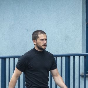 Exclusif - Kit Harrington arbore un nouveau look, loin de celui de "Game of Thrones", en promenant son chien à Londres. L'acteur de 33 ans a fait quelques courses chez l'épicier de son quartier. Le 10 juin 2020.