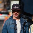 Exclusif - Mickey Madden (du groupe Maroon 5) se promène dans les rues de Manhattan avec sa petite amie à New York. Il porte une casquette avec l'inscription "Parisien". Le 14 novembre 2015.