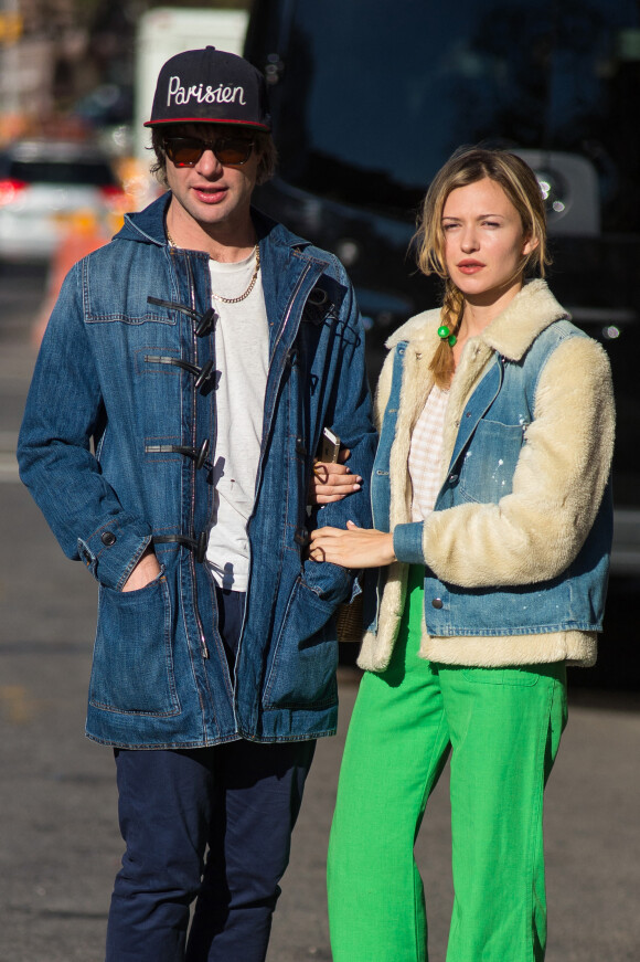 Exclusif - Mickey Madden (du groupe Maroon 5) se promène dans les rues de Manhattan avec sa petite amie à New York. Il porte une casquette avec l'inscription "Parisien". Le 14 novembre 2015.
