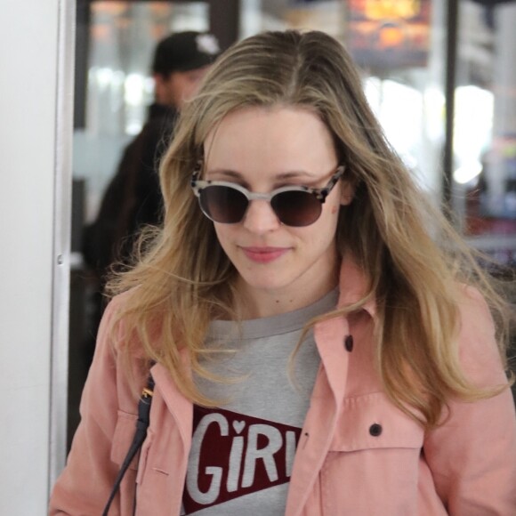 Rachel McAdams arrive à l'aéroport LAX de Los Angeles, le 4 février 2020.