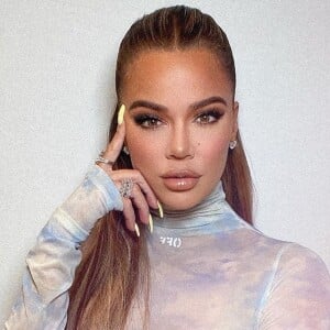 Khloe Kardashian, critiquée pour abus de Photoshop sur ses photos (Mai 2020).