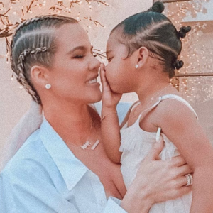 Khloé Kardashian et sa fille True Thompson. Mars 2020.