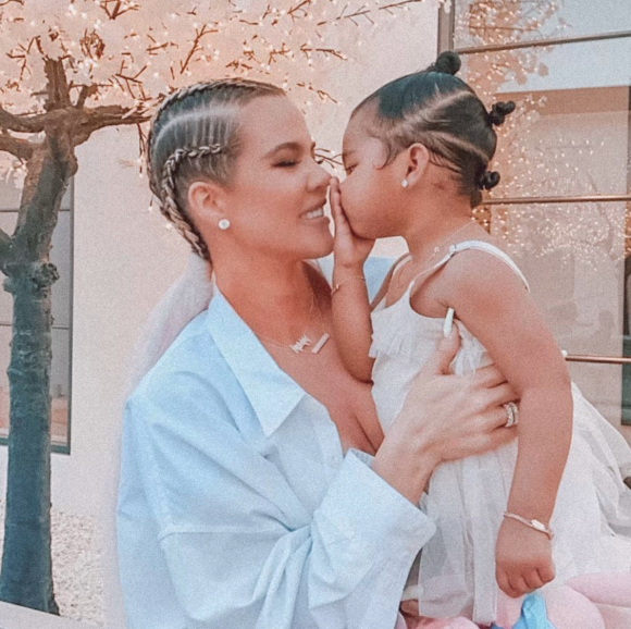 Khloé Kardashian et sa fille True Thompson. Mars 2020.