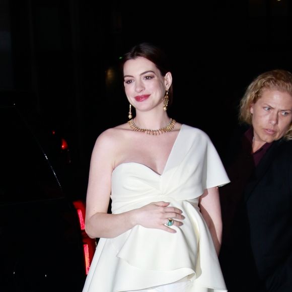 Anne Hathaway (enceinte) à la soirée Museum of Modern Love à New York, le 10 octobre 2019.