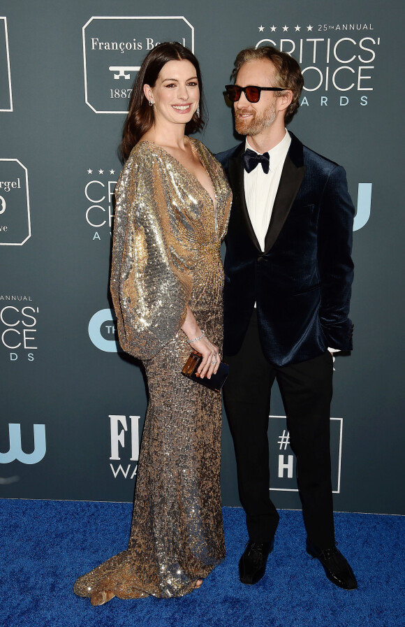 Anne Hathaway et son mari Adam Shulman - lors de la 25e édition de la soirée des Critics Choice Awards au Barker Hangar à Santa Monica, Los Angeles, Californie, Etats-Unis, le 12 janvier 2020.