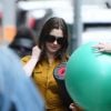 Exclusif - Anne Hathaway porte un tapis de yoga dans les rues du quartier de Upper West Side à New York. Anne est habillée avec une combinaison pantalon et porte un sac Chanel. Le 10 mars 2020.