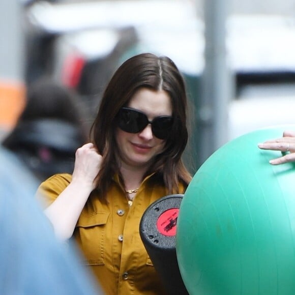 Exclusif - Anne Hathaway porte un tapis de yoga dans les rues du quartier de Upper West Side à New York. Anne est habillée avec une combinaison pantalon et porte un sac Chanel. Le 10 mars 2020.