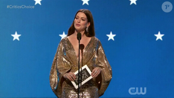 Anne Hathaway lors de la 25e édition de la soirée des Critics Choice Awards au Barker Hangar à Santa Monica, Los Angeles, Californie, Etats-Unis, le 12 janvier 2020.