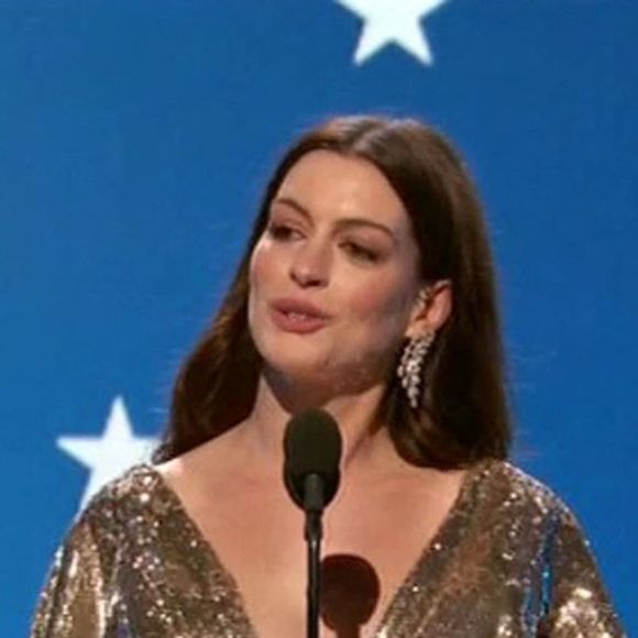 Anne Hathaway lors de la 25e édition de la soirée des Critics Choice Awards au Barker Hangar à Santa Monica, Los Angeles, Californie, Etats-Unis, le 12 janvier 2020.