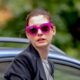 Exclusif - Anne Hathaway porte des lunettes de soleil fuschia dans les rues de New York, le 17 mai 2019.