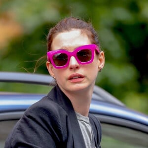 Exclusif - Anne Hathaway porte des lunettes de soleil fuschia dans les rues de New York, le 17 mai 2019.