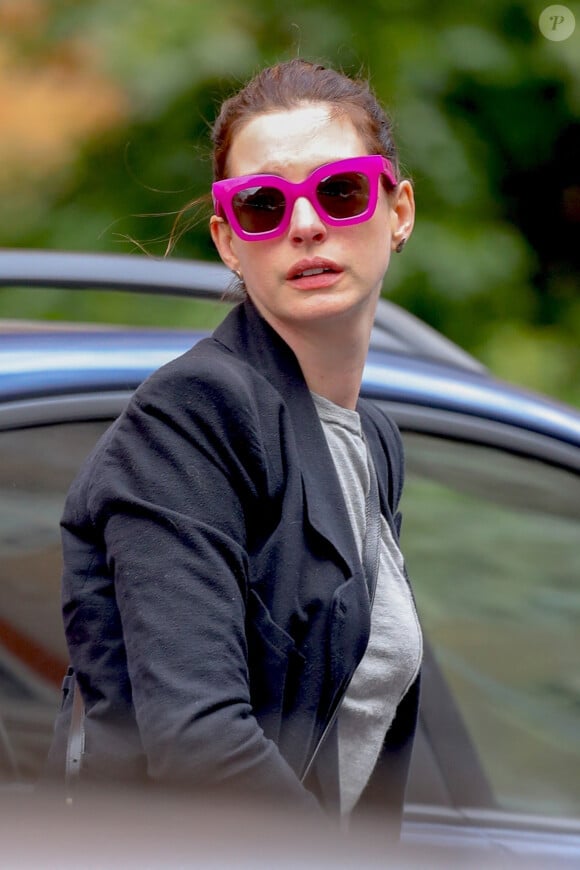 Exclusif - Anne Hathaway porte des lunettes de soleil fuschia dans les rues de New York, le 17 mai 2019.