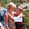 Diana et son fils Harry en vacances à Saint-Tropez en juillet 1997.