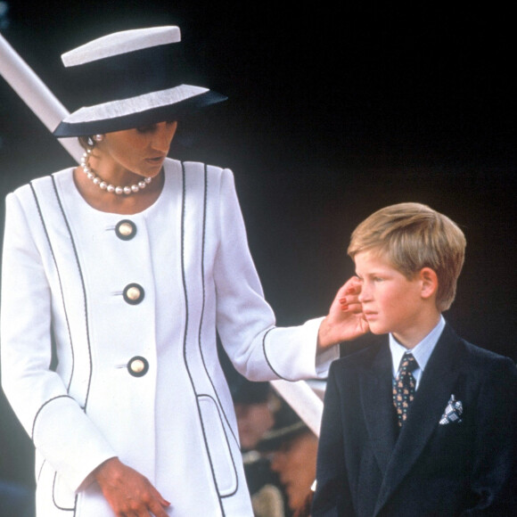 Diana et son fils le prince Harry à Londres en 1995.