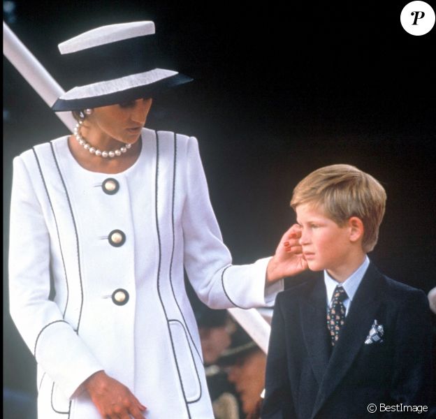 Diana et son fils le prince Harry à Londres en 1995.