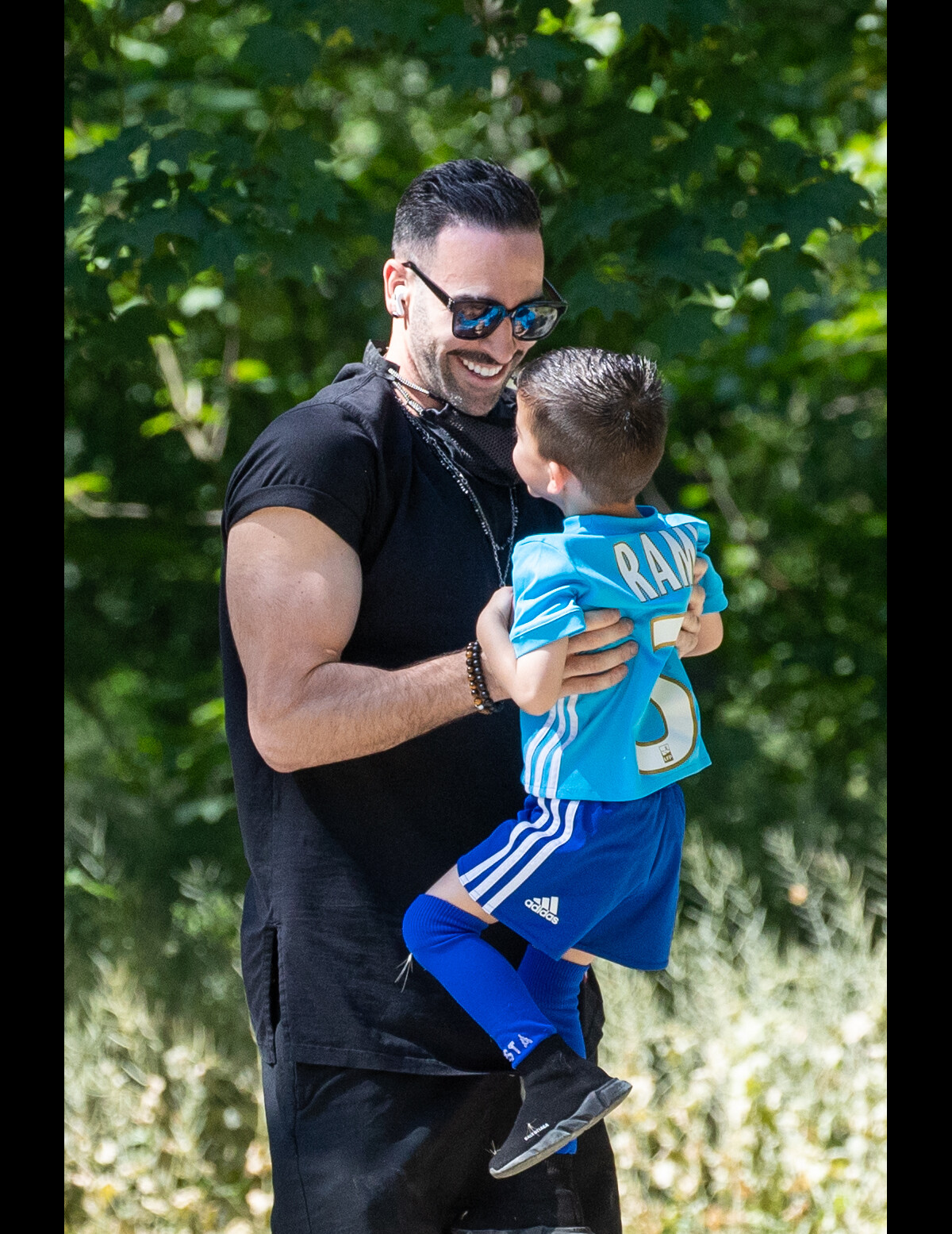 Photo : Exclusif - Adil Rami de sortie dans le bois de Boulogne avec ...