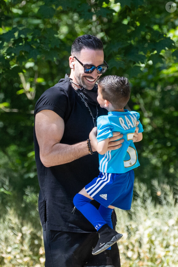 Exclusif - Adil Rami de sortie dans le bois de Boulogne avec son ex-compagne Sidonie Biémont et de leurs deux enfants Zayn et Madi. Le 30 mai 2020.