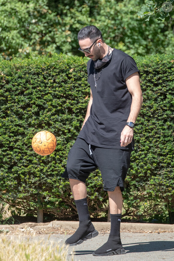 Exclusif - Adil Rami de sortie dans le bois de Boulogne avec son ex-compagne Sidonie Biémont et de leurs deux enfants Zayn et Madi. Le 30 mai 2020.
