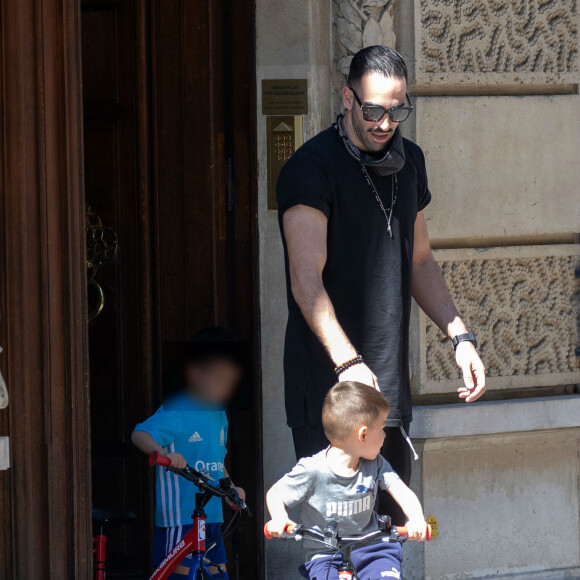 Exclusif - Adil Rami de sortie à Paris avec son ex-compagne Sidonie Biémont et de leurs deux enfants Zayn et Madi. Le 30 mai 2020.