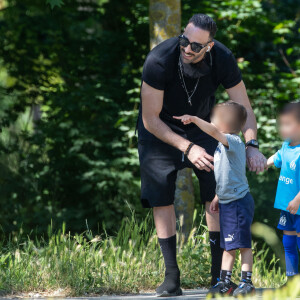 Exclusif - Adil Rami de sortie dans le bois de Boulogne avec son ex-compagne Sidonie Biémont et de leurs deux enfants Zayn et Madi. Le 30 mai 2020.