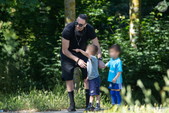 Exclusif - Adil Rami de sortie dans le bois de Boulogne avec son ex-compagne Sidonie Biémont et de leurs deux enfants Zayn et Madi. Le 30 mai 2020.