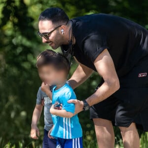 Exclusif - Adil Rami de sortie dans le bois de Boulogne avec son ex-compagne Sidonie Biémont et de leurs deux enfants Zayn et Madi. Le 30 mai 2020.