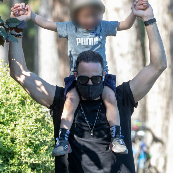Exclusif - Adil Rami de sortie dans le bois de Boulogne avec son ex-compagne Sidonie Biémont et de leurs deux enfants Zayn et Madi. Le 30 mai 2020.