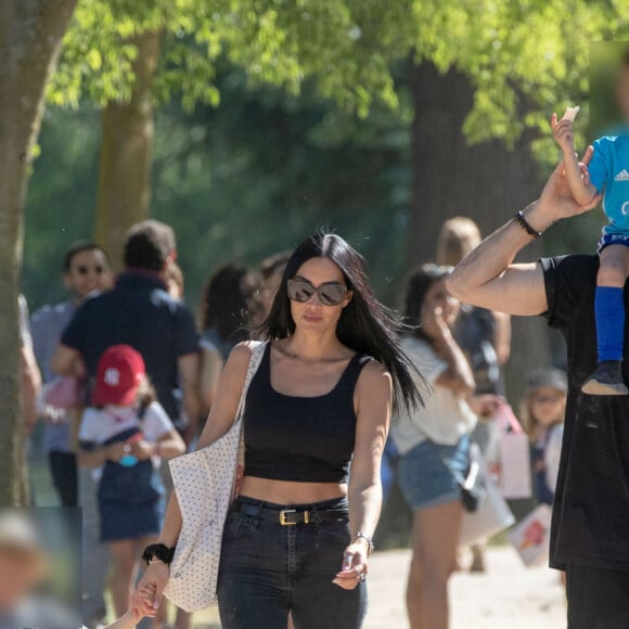 Exclusif - Adil Rami de sortie dans le bois de Boulogne avec son ex-compagne Sidonie Biémont et de leurs deux enfants Zayn et Madi. Le 30 mai 2020.