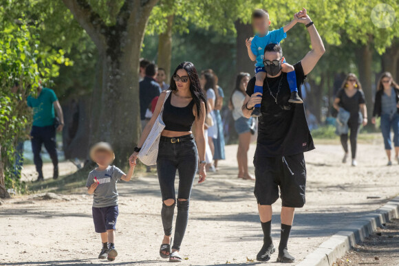 Exclusif - Adil Rami de sortie dans le bois de Boulogne avec son ex-compagne Sidonie Biémont et de leurs deux enfants Zayn et Madi. Le 30 mai 2020.