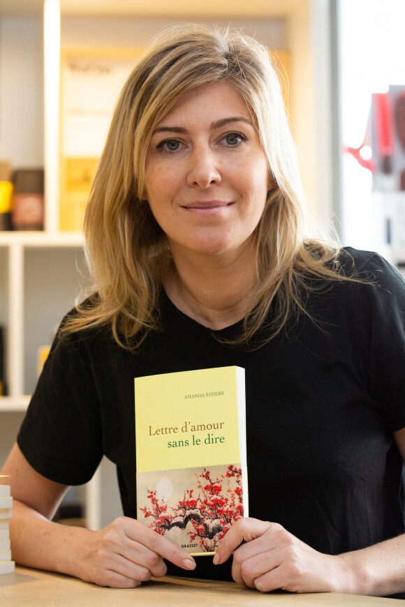 Exclusif - Amanda Sthers dédicace son livre "Lettre d'amour sans le dire" à la librairie Filigranes à Bruxelles le 25 juin 2020.