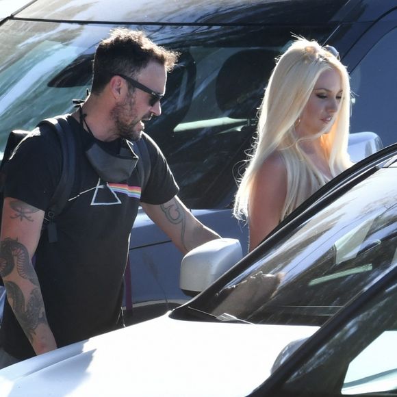 Exclusif - Prix Spécial - Brian Austin Green, 46 ans, et Courtney Stodden, 25 ans, quittent un restaurant mexicain après le déjeuner à Los Angeles. Le 13 juin 2020.