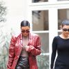 Kim et Kourtney Kardashian en tournage pour la série de télé réalité Keeping Up With the Kardashian, rue Charlot à Paris, le 2 mars 2020.