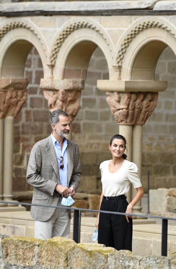 Le roi Felipe VI et la reine Letizia d'Espagne visitent la ville de Jaca et le monastère Saint-Jean de la Peña, le 8 juillet 2020.