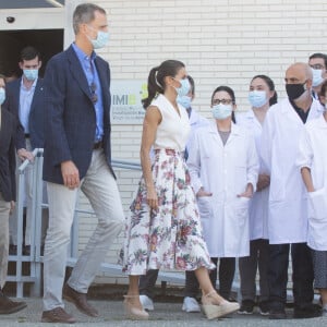 Le roi Felipe VI d'Espagne et la reine Letizia visitent une coopérative de fruits à Cieza le 7 juillet 2020.