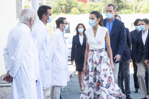 Le roi Felipe VI d'Espagne et la reine Letizia visitent une coopérative de fruits à Cieza le 7 juillet 2020.