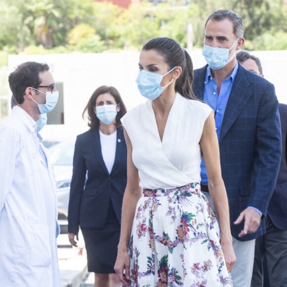 Le roi Felipe VI d'Espagne et la reine Letizia visitent une coopérative de fruits à Cieza le 7 juillet 2020.