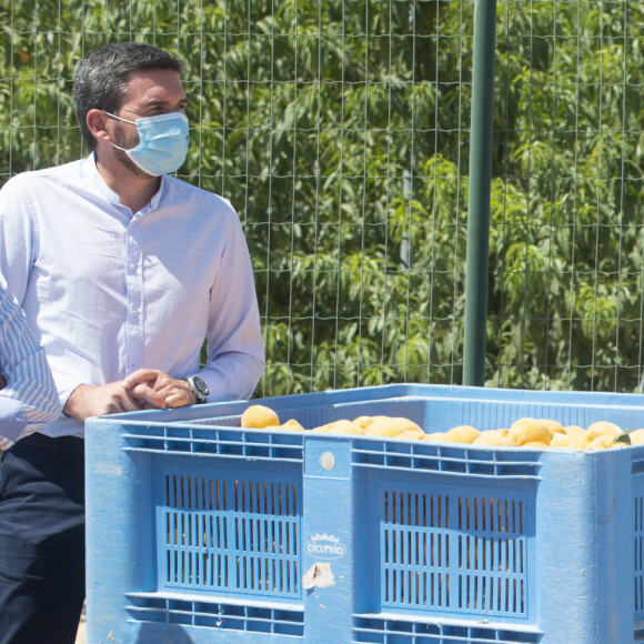 Le roi Felipe VI d'Espagne et la reine Letizia visitent une coopérative de fruits à Cieza le 7 juillet 2020.