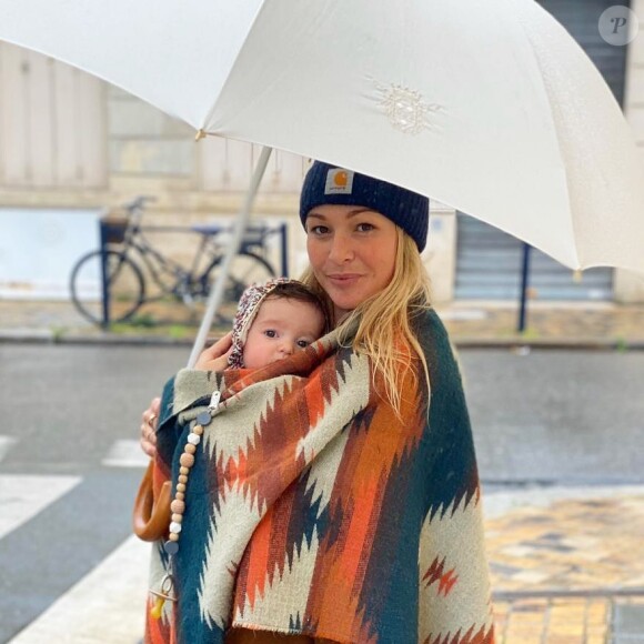 Cindy de "Koh-Lanta" avec sa fille Alba, le 2 mai 2020