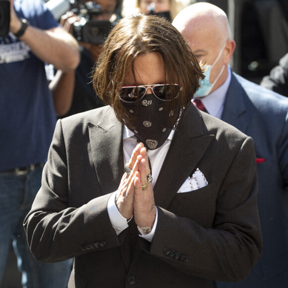 Johnny Depp arrive au tribunal le quatrième jour du procès contre le journal The sun à Londres le 10 juillet 2020