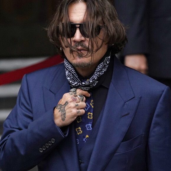 Amber Heard et Johnny Depp arrivent à la Cour Royale de justice à Londres dans le cadre d'un procès en diffamation contre le journal The Sun le 9 juillet 2020.