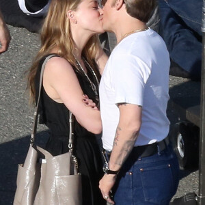 Johnny Depp échange un baiser avec sa fiancée Amber Heard sur le tournage du film "Black Mass" à Boston, le 2 juin 2014.