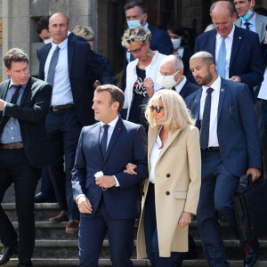 Sortie de la Mairie du Touquet - Le Président de la République Emmanuel Macron et sa femme la Première Dame Brigitte Macron sont allés voter à la Mairie du Touquet-Paris-Plage lors du second tour des élections municipales, le 28 juin 2020.