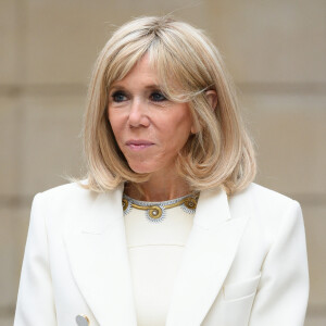 Brigitte Macron - Le président de la République lors de la remise du muguet par des représentants de la filière horticole et le président du marché de Rungis au palais de l'Elysée à Paris le 1er mai 2020. © Jacques Witt / Pool / Bestimage